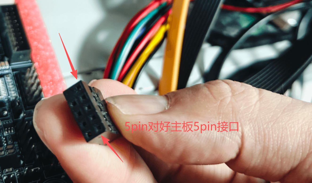 Conector frontal de 9 pines alineado con el header